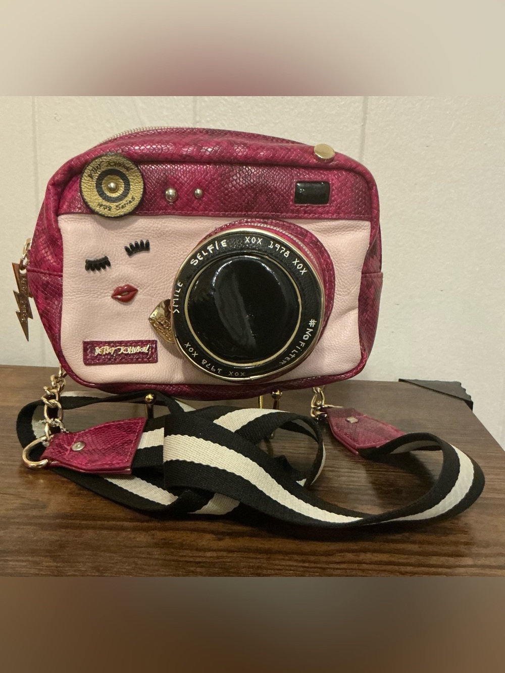 A Rare HTF Out Of Stock Betsey Johnson 'Close Up' Camera Crossbody Handbag Bag